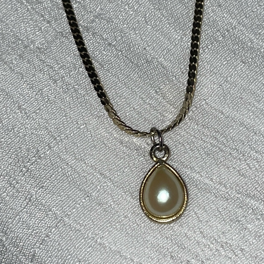 Vintage gold tone white pearl teardrop pendant necklace 18”
